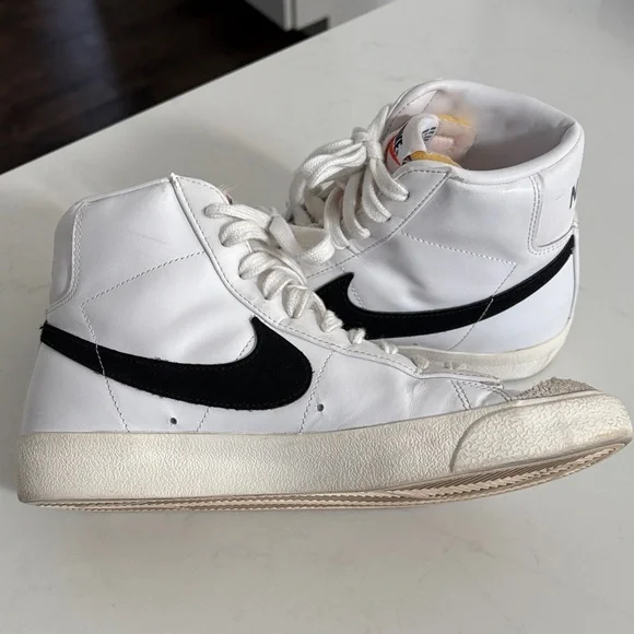 Nike Women’s Blazer Mid 77 White and Black Sneakers size 9 - Picture 3 of 6